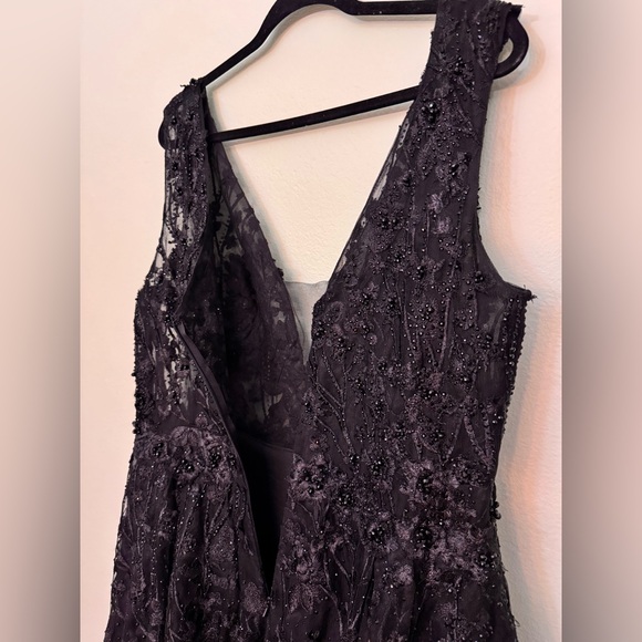 MAC DUGGAL Black Floral Embroidered Illusion V-Neck Gown 14 - Picture 11 of 14